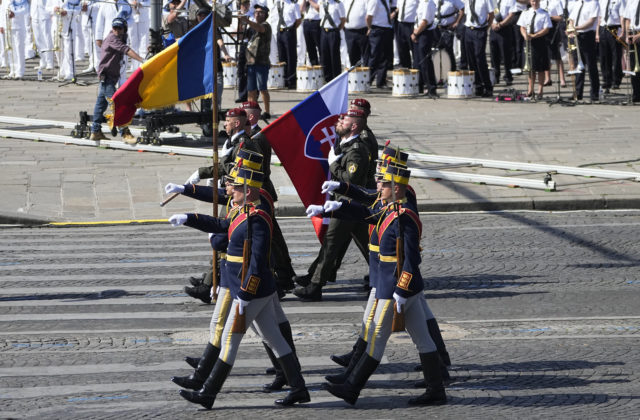 Na vojenskej prehliadke v Paríži vystúpili aj slovenskí výsadkári, Francúzi si pripomínajú 233. výročie dobytia Bastily (video)