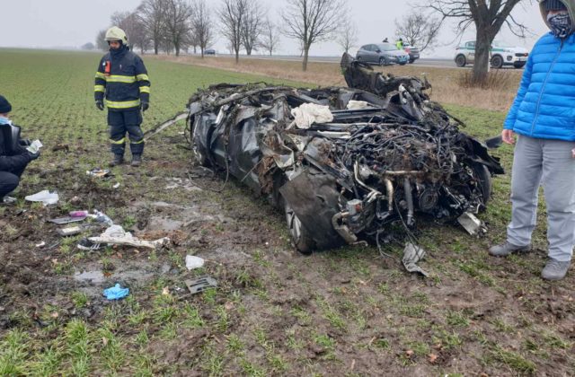 Nehodu pri Nových Zámkoch neprežili traja ľudia, auto skončilo na streche v poli (foto)