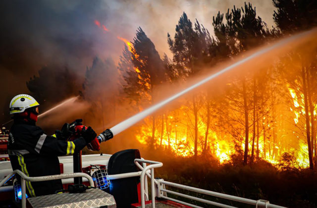 Francúzski hasiči bojujú s lesnými požiarmi neďaleko Atlantiku, vynútili si evakuáciu tisícok ľudí (foto+video)