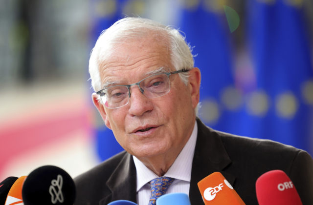Sankcie voči Rusku fungujú a požadovaný efekt potrvá dlho, konštatoval Borrell s výzvou k trpezlivosti