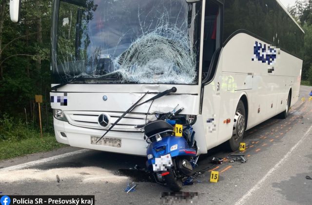 Motorkár prešiel v Tatrách do protismeru a neprežil zrážku s autobusom (foto)