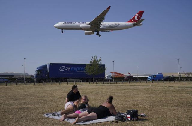 Horúčavy v Británii zlomili doterajší teplotný rekord, na letisku Heathrow namerali cez 40 stupňov Celzia