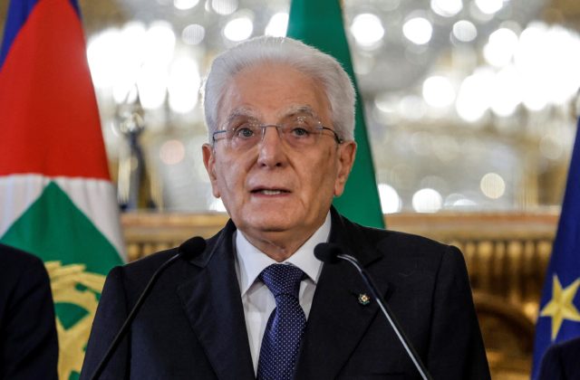 Taliansko čakajú predčasné voľby, prezident Mattarella nevidel inú možnosť a rozpustil parlament