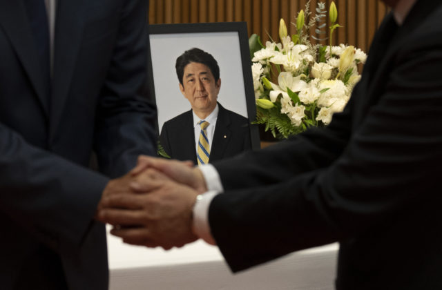 Zavraždený premiér Abe bude mať aj štátny pohreb, proti kroku japonskej vlády sa však ozvala verejnosť