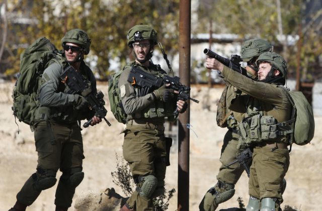 Počas izraelskej razie na Západnom brehu Jordánu došlo k prestrelke, najmenej dvaja Palestínčania zomreli