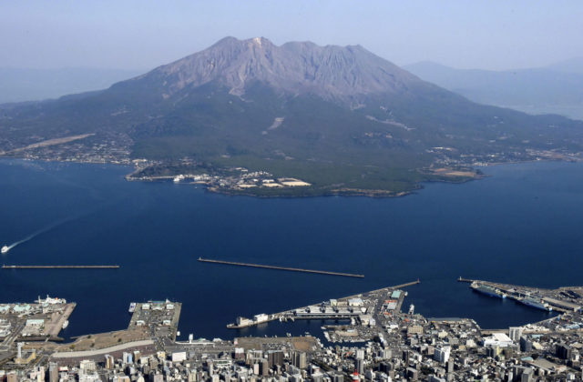 Na japonskom ostrove Kjúšu vybuchla sopka, úrady odporučili miestnym obyvateľom evakuáciu