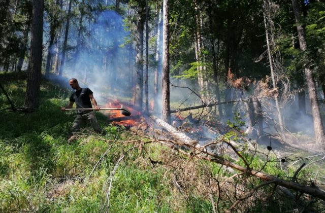 Hasiči od pondelka likvidujú lesný požiar v Slovenskom raji, ktorý pravdepodobne zapríčinil blesk