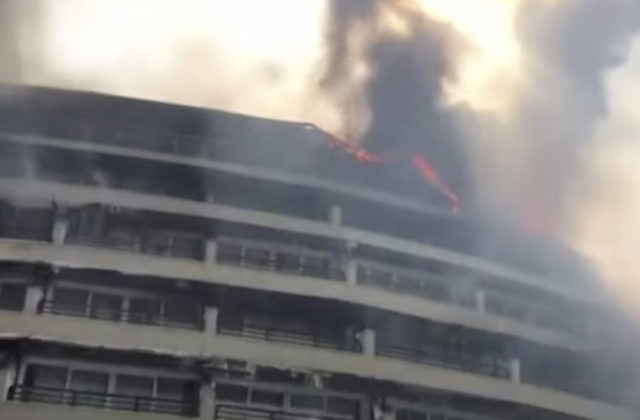 Panika v dovolenkovom raji, v tureckom letovisku vypukol požiar a rozšíril sa na jeden z hotelov (video)