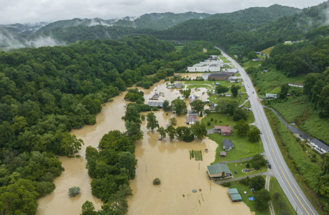 Povodne v štáte Kentucky už majú najmenej 25 obetí. Veľa ľudí je nezvestných a počty tak zrejme ešte stúpnu (video)