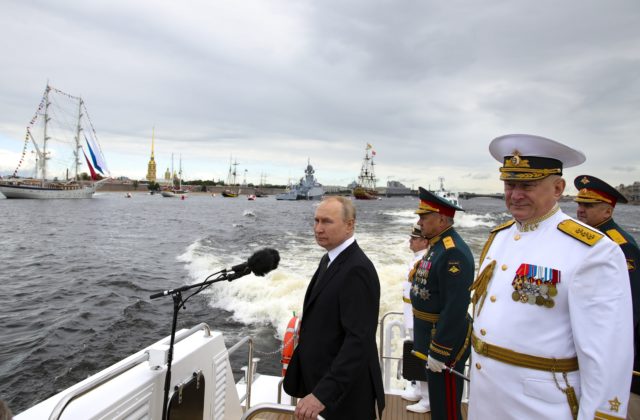 Putin na Dni námorníctva vyhlásil, že ruské fregaty dostanú nadzvukové riadené strely Zircon (video)