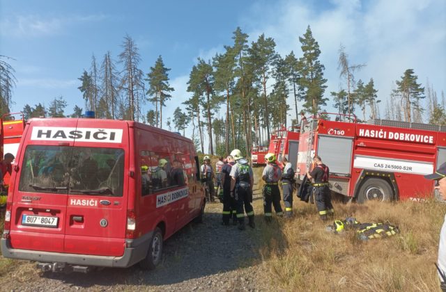 Požiar v Českom Švýcarsku nepoľavuje, na mieste zasahuje takmer tisíc hasičov (foto)
