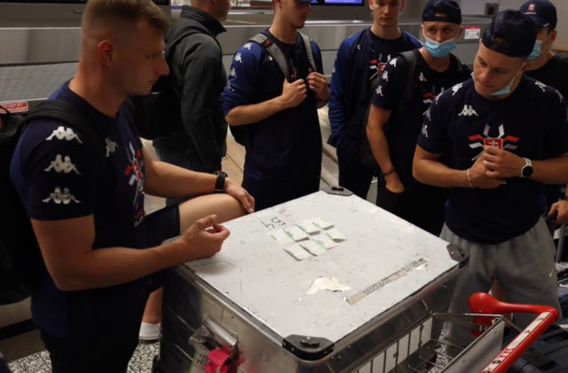 Slovenská hokejová „20“ odletela do Kanady na MSJ bez Bečára, zdržali ju problémy s batožinou (video)