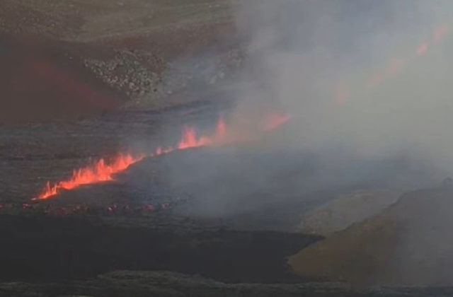 Neďaleko islandského letiska v Keflavíku začala z pukliny vyvierať láva (video)