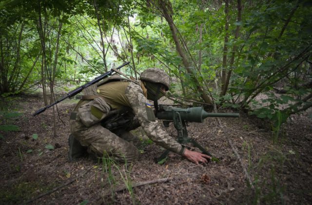 Rusi pokračujú v ofenzíve na východe, podľa ukrajinskej armády je väčšinou neúspešná