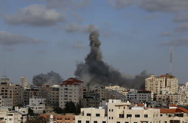 Izraelské stíhačky zaútočili na Pásmo Gazy, najmenej 8 ľudí zomrelo a desiatky utrpeli zranenia