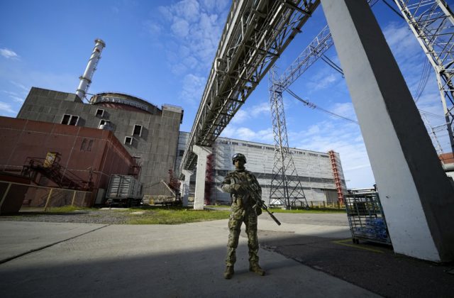 V Zaporižžskej jadrovej elektrárni ruská armáda ukladá míny, zasiahol ju ďalší raketový útok