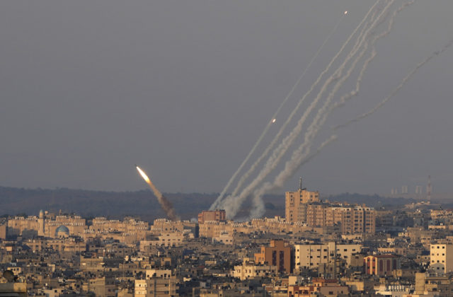 Izrael a palestínski militanti rokujú o prímerí v Pásme Gazy, konflikt si vyžiadal desiatky obetí