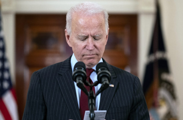 Biden si uctil obete koronavírusu, ochoreniu podľahlo už viac Američanov ako v oboch svetových vojnách