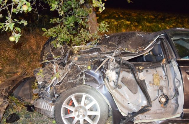 Mladá vodička Audi na východnom Slovensku narazila do hrany priekopy, nehoda si vyžiadala päť zranených (foto)