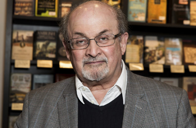Spisovateľa Salmana Rushdieho na jeho prednáške v New Yorku napadli