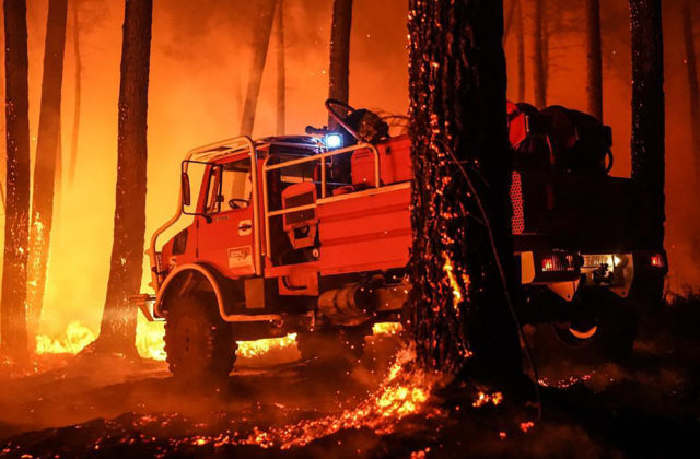 Francúzsku idú na pomoc s požiarom aj hasiči z iných európskych krajín