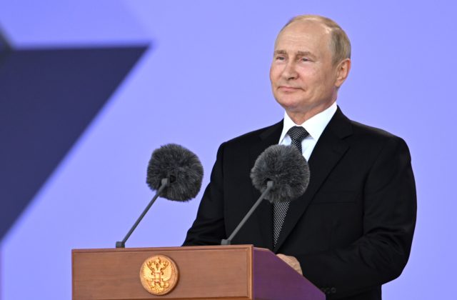 Putin sľúbil rozšírenie obchodu so zbraňami so spojencami Kremľa
