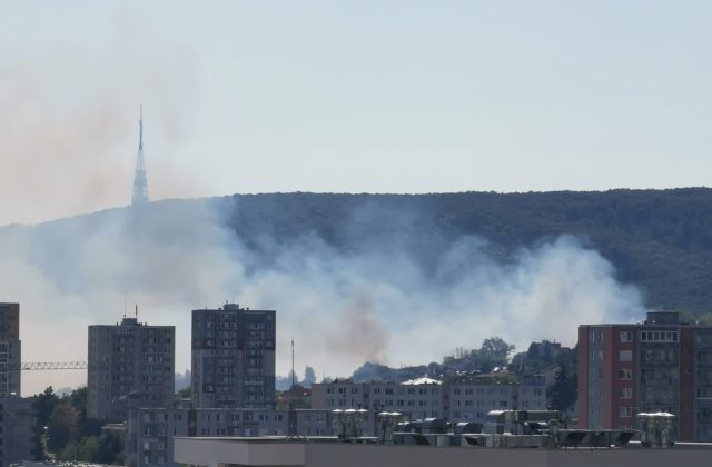 V Rači horia vinohrady, na mieste zasahujú hasiči a jeden úsek je neprejazdný