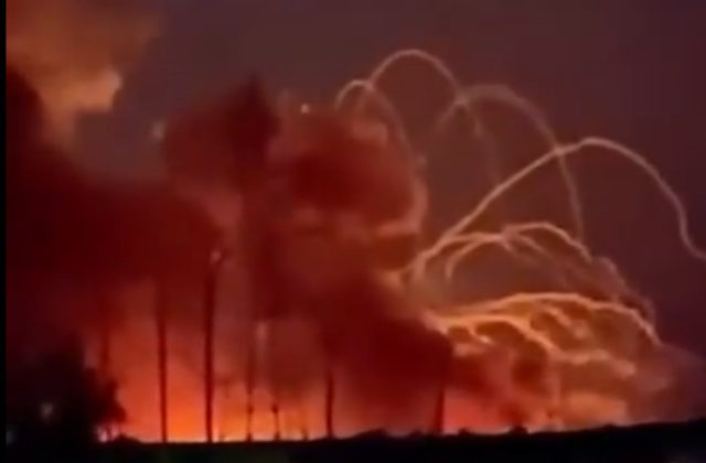 Muničný sklad v Belgorodskej oblasti zachvátil požiar a Rusi museli evakuovať dve dediny (video)