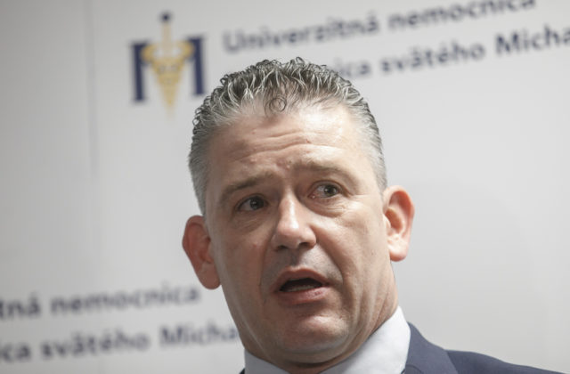 Minister Mikulec sa vyjadril k bratovi Jánovi a odmieta Kaliňákove obvinenia z rodinkárstva