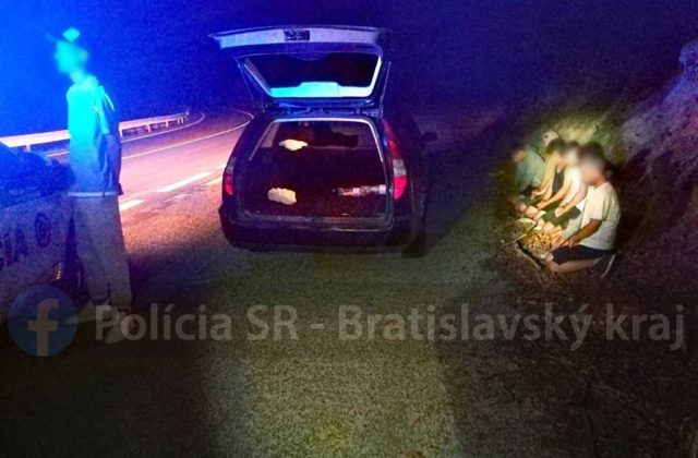 Pezinskí policajti zadržali prevádzača s niekoľkými migrantmi, upozornili na seba rýchlou jazdou (foto)