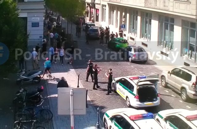 Policajná naháňačka v Bratislave skončila zadržaním vodiča, stihol nabúrať aj dve autá