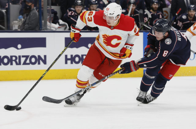 Ružička sa konečne dočkal a podpísal s Calgary Flames novú zmluvu, Buček naopak predčasne končí v KHL