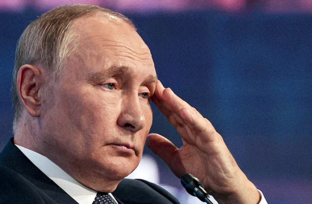 Putin trpí chronickými bolesťami a je menej isté, že zostane pri moci nasledujúce roky, tvrdí dánska rozviedka