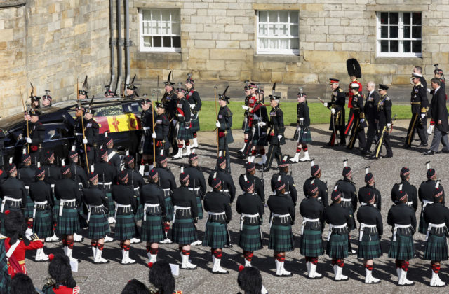 Rakva kráľovnej Alžbety II. je v katedrále v Edinburghu, zostane tu 24 hodín