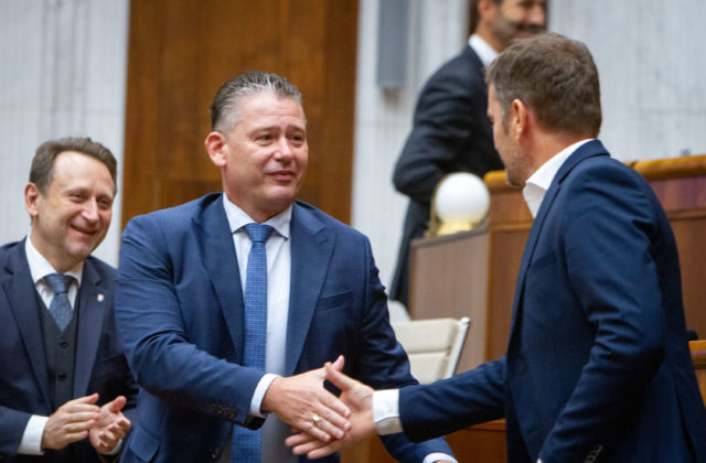 Minister Mikulec je odvolávaný už siedmykrát, návrh iniciovala strana Smer-SD (naživo)