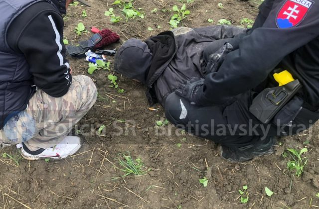 Bratislavská polícia zadržala nebezpečného muža, ohrozoval nožom ženy a okradol ich (foto)