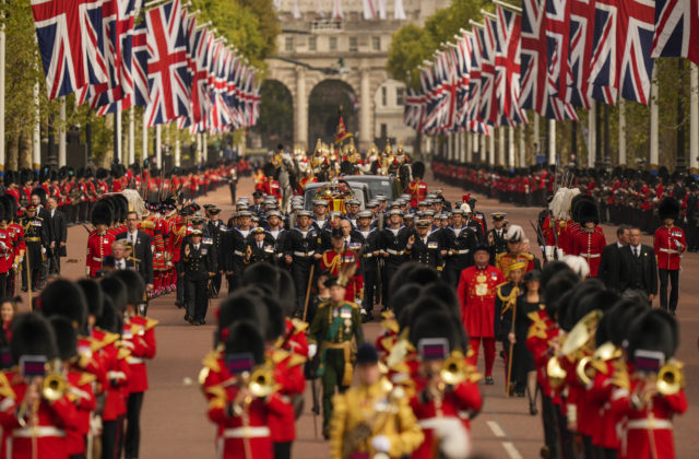 Svet sa lúči s kráľovnou Alžbetou II., vo Veľkej Británii sa koná štátny pohreb (foto)