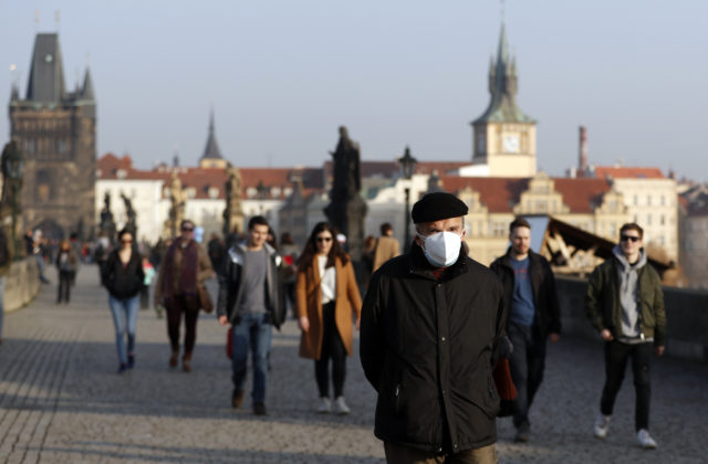 Česko pritvrdzuje opatrenia proti šíreniu koronavírusu, na poriadok dohliadnu tisícky vojakov