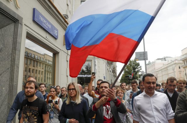 Navaľného spojenec vyzýva Rusov na protestnú akciu a podpálenie vojenských komisariátov, sľubuje im aj pomoc