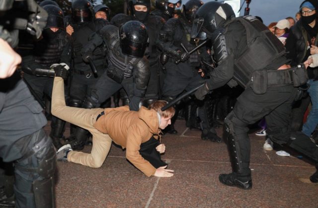 Prokuratúra v Moskve varovala pred účasťou na protestoch, účastníkom hrozia vysoké tresty odňatia slobody (video)