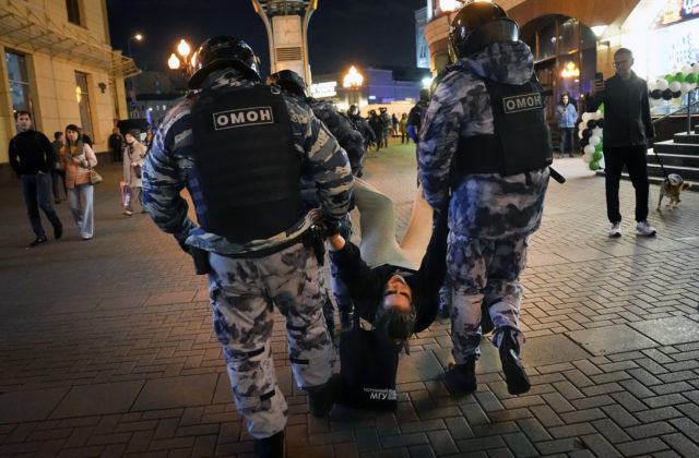 Polovicu zadržaných protestantov proti čiastočnej mobilizácii v Rusku tvoria ženy, sú medzi nimi aj maloletí