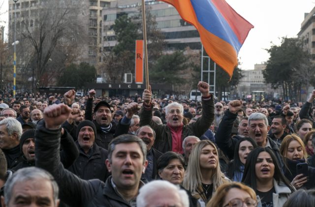 Politické napätie v Arménsku neutícha, premiér Pašinjan odmieta rezignovať