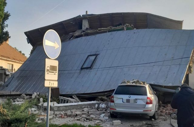 Modrankou pri Trnave otriasol výbuch, po ktorom zostal zničený rodinný dom a jeden zranený človek (foto)