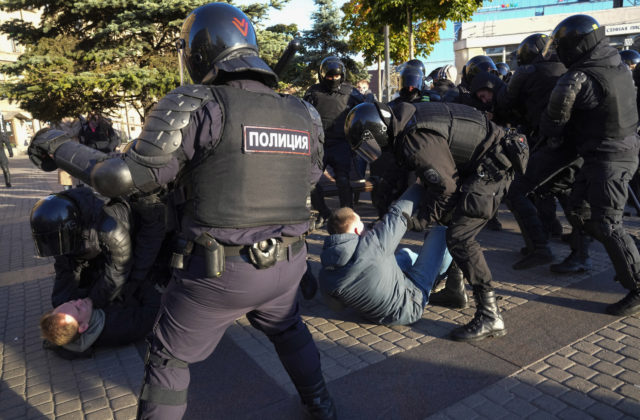 Počas protestov proti mobilizácii v Rusku zatkli takmer sto ľudí, muži naďalej utekajú z krajiny