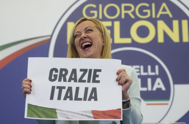 Voľby v Taliansku vyhrala euroskeptická strana Meloniovej s neofašistickou minulosťou