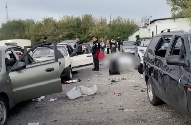 Ukrajinci na úteku z mesta Kupiansk sa do bezpečia nedostali, Rusi zbombardovali civilný konvoj a všetkých zabili (video)