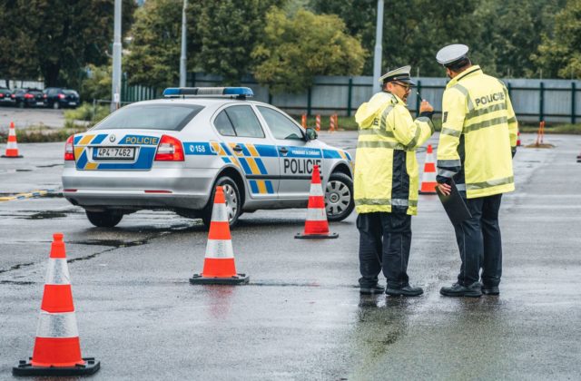 Prevádzač s migrantmi v dodávke havaroval, keď unikal pred českou políciou. Zranilo sa 22 ľudí