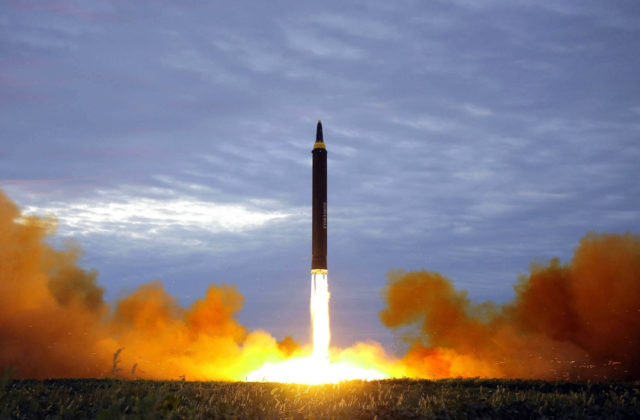 Severná Kórea vystrelila balistickú raketu ponad Japonsko, zasadajú mimoriadne bezpečnostné rady