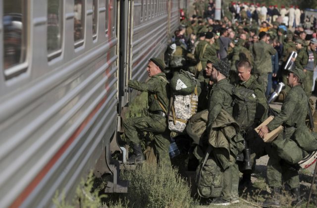 Ruská armáda čelí dileme pre obmedzený počet zásobovacích trás. Podľa Britov sa mobilizujú okolo Chersonu, aby stabilizovali front