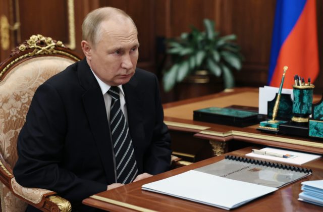 John Bolton vyzýva na zavraždenie Putina a zmenu režimu